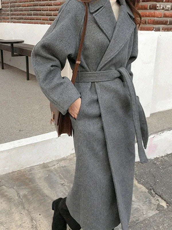 Manteau long gris ceinturé, élégant et chaud, idéal pour l'hiver. Mode féminine, style classique, parfait pour temps froid.