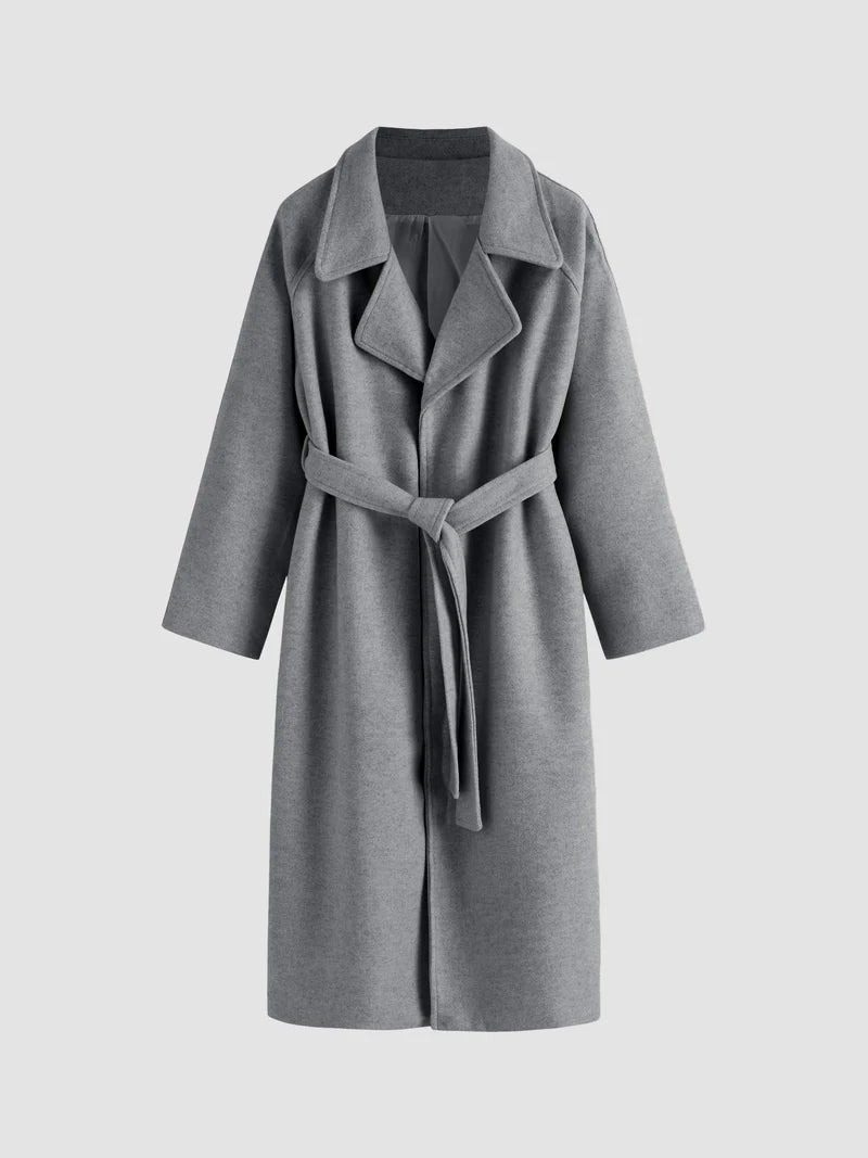 Manteau long gris en laine avec ceinture, col large et manches longues, idéal pour l'hiver. Mode élégante et confortable pour femmes.