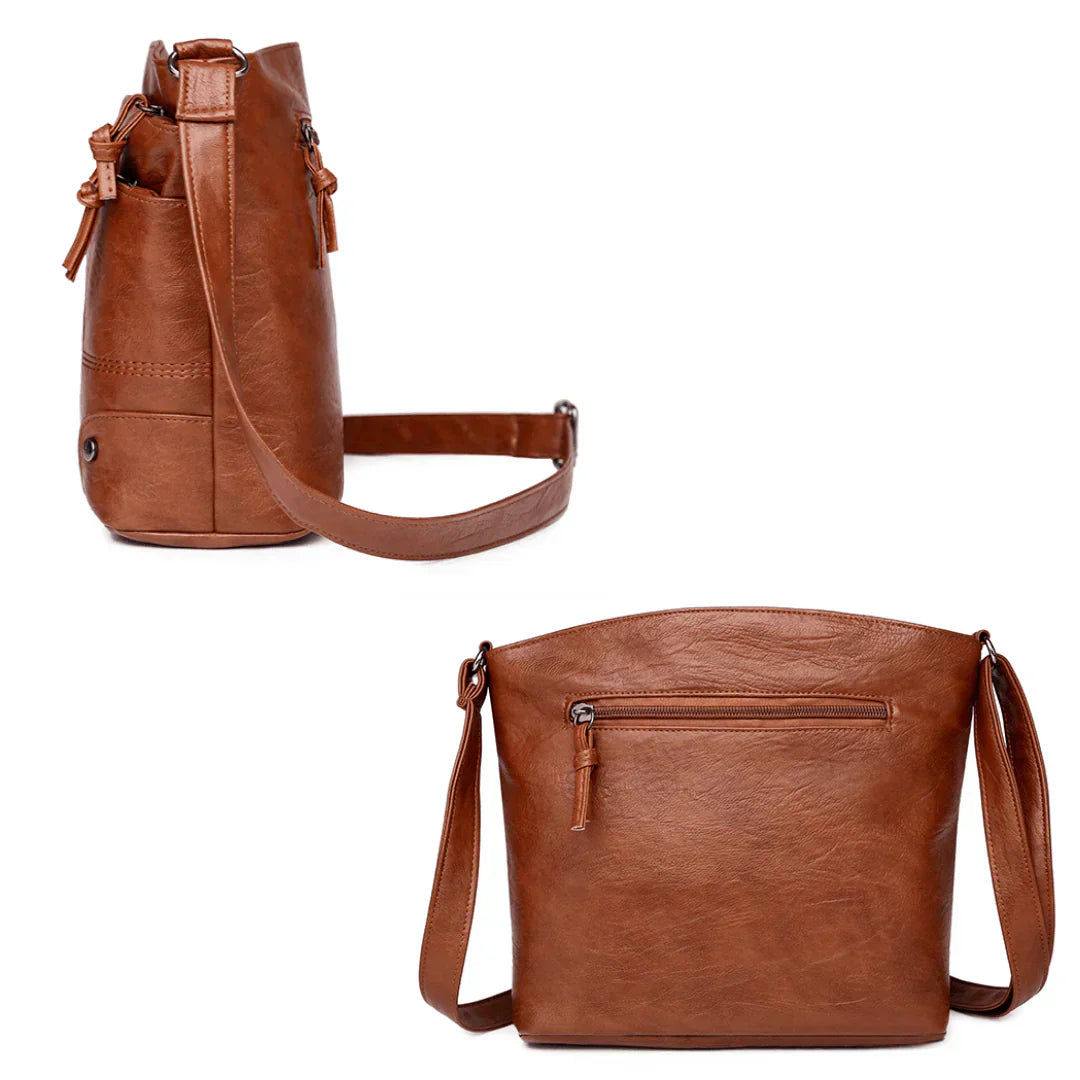 Sac à main en cuir marron avec bandoulière réglable, poche zippée arrière et design élégant. Accessoire mode femme, tendance et pratique.