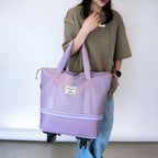 Femme tenant un sac de voyage à roulettes violet, design moderne, pratique pour le voyage, mode urbaine, tenue décontractée, jeans et t-shirt kaki.