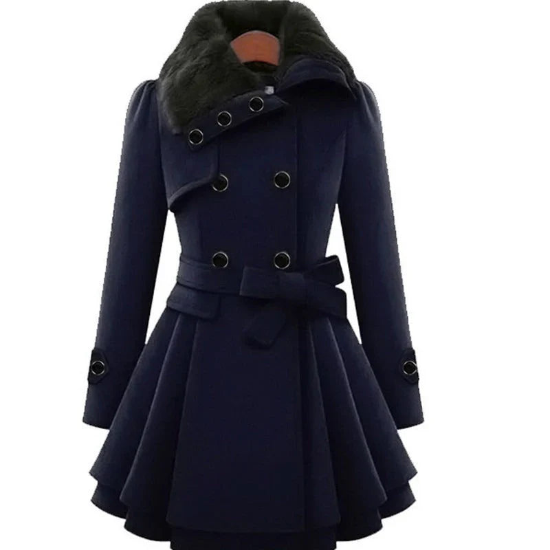 Manteau bleu marine élégant pour femme avec col en fourrure, boutons décoratifs et ceinture, style hivernal chic et moderne.
