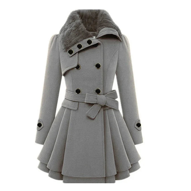 Manteau gris femme élégant, double boutonnage, col en fausse fourrure, ceinture nouée, style hiver chic, mode tendance.