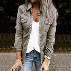 Femme en chemise kaki, t-shirt blanc et jeans, tenant une boisson. Mode décontractée, style automne, accessoires bracelets.