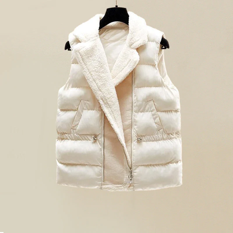 Gilet sans manches en duvet blanc, doublure en fausse fourrure, fermeture éclair, poches latérales. Mode hiver, vêtement chaud et élégant.