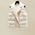 Gilet sans manches en duvet blanc, doublure en fausse fourrure, fermeture éclair, poches latérales. Mode hiver, vêtement chaud et élégant.