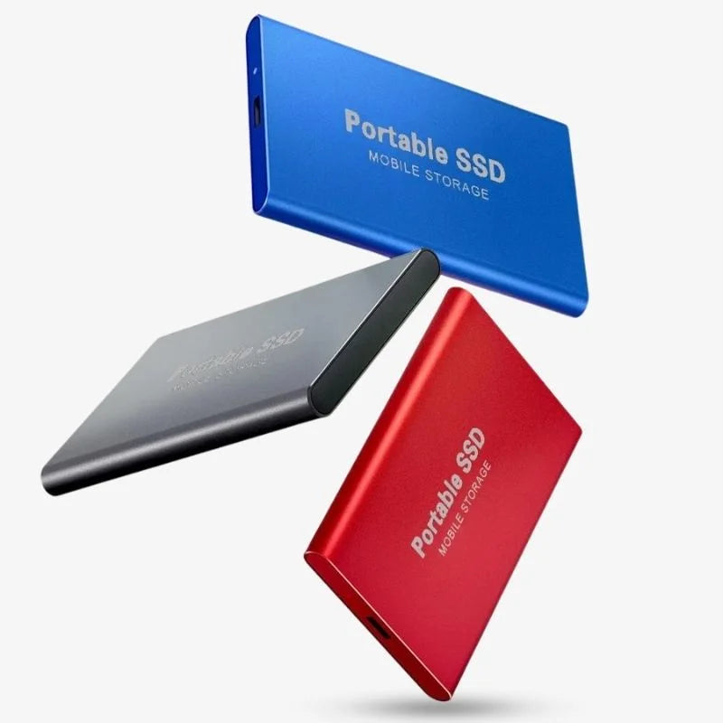 Trois disques SSD portables colorés (bleu, gris, rouge) flottant sur fond blanc, stockage mobile haute vitesse, design compact et moderne.