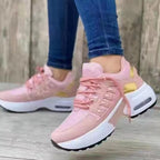 Baskets roses pour femme avec semelle épaisse, portées avec un jean. Chaussures de sport tendance, confortables et modernes.