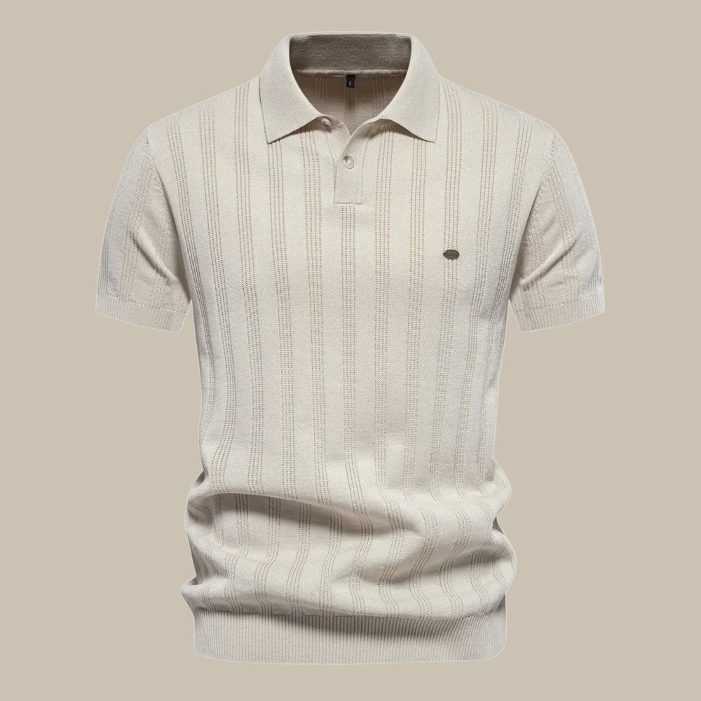 Polo beige en maille à rayures verticales, manches courtes, col classique, boutonnière, style élégant et décontracté pour homme.