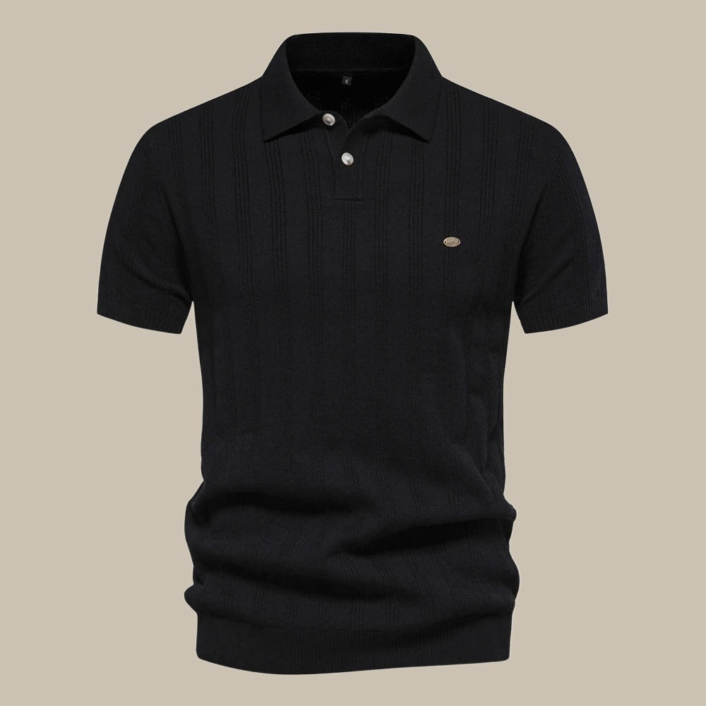 Polo noir élégant pour homme, manches courtes, col boutonné, motif discret, idéal pour un look chic et décontracté. Mode masculine tendance.