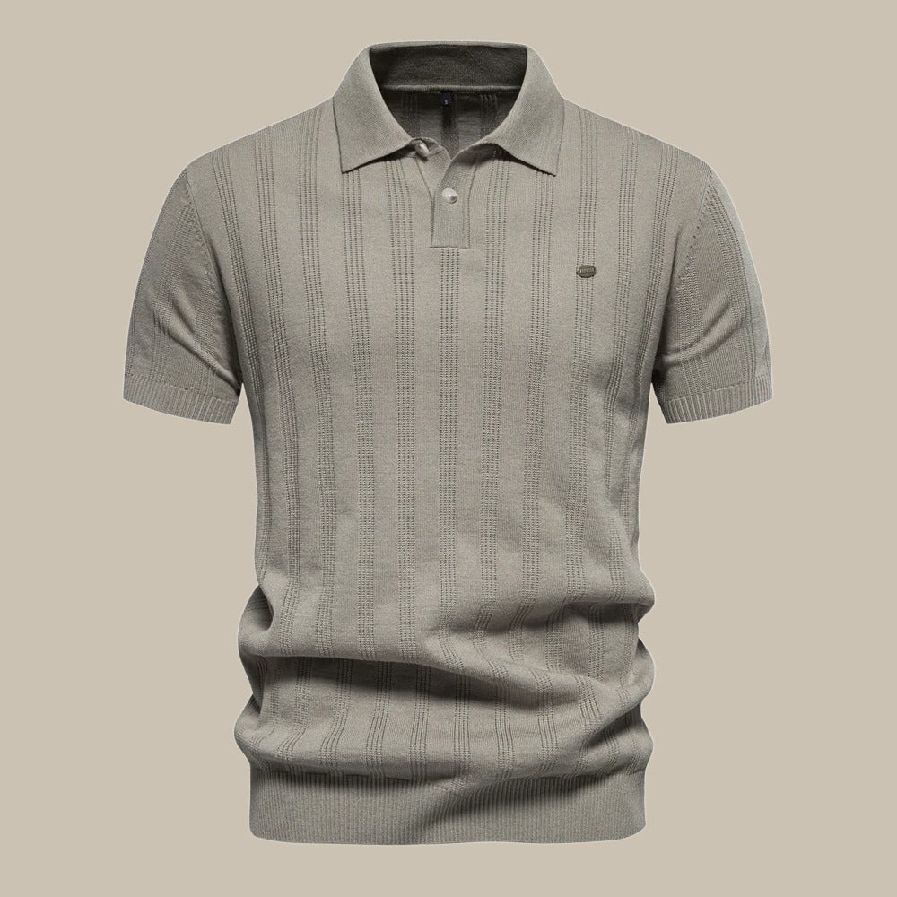 Polo gris pour homme en maille, manches courtes, col classique, motif à rayures verticales, style élégant et décontracté, mode masculine tendance.