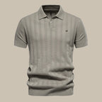 Polo gris pour homme en maille, manches courtes, col classique, motif à rayures verticales, style élégant et décontracté, mode masculine tendance.