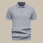 Polo homme gris clair, manches courtes, col classique, motif rayé texturé, style élégant et décontracté, idéal pour mode masculine moderne.