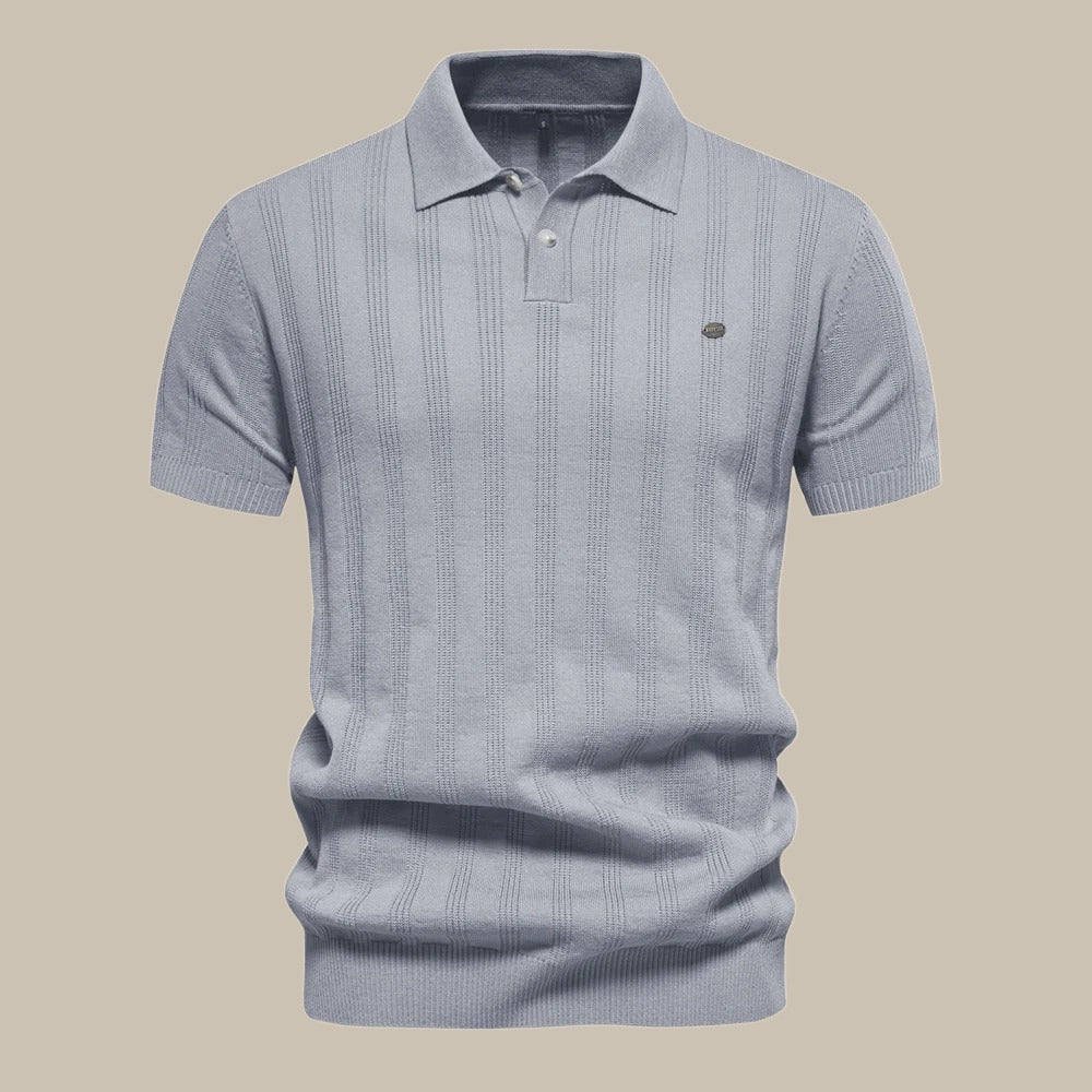 Polo homme gris clair, manches courtes, col classique, motif rayé texturé, style élégant et décontracté, idéal pour mode masculine moderne.