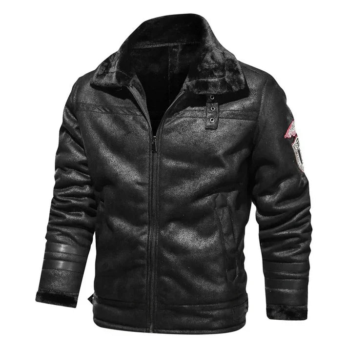 Veste en cuir noir pour homme avec col montant, fermeture éclair, manches longues, détails matelassés et écusson sur la manche droite.