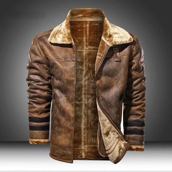 Veste en cuir marron pour homme avec doublure en fourrure, manches longues, col montant, style aviateur, fond gris.