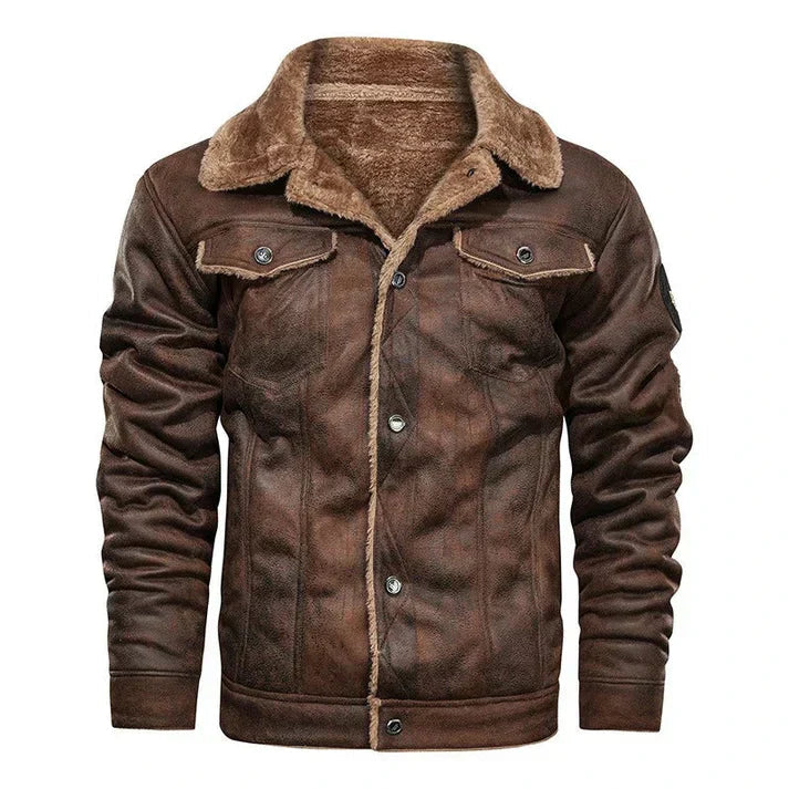 Veste en cuir marron pour homme avec col en fourrure, boutons métalliques, poches poitrine, style vintage. Mode masculine, hiver, tendance.