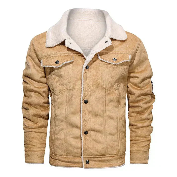Veste en daim marron clair avec doublure en fourrure blanche, col retourné, boutons noirs, poches poitrine, style décontracté pour homme.