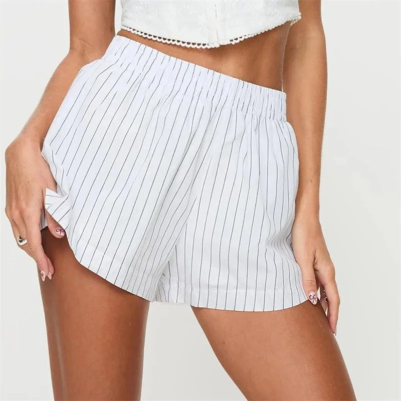 Short rayé blanc femme, taille haute, style décontracté, tissu léger, parfait pour l'été. Mode féminine, confort, tendance estivale.