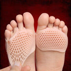 Pieds avec coussinets en gel silicone, semelles antidérapantes, soulagement de la douleur, confort, accessoires de soins des pieds, fond rouge.