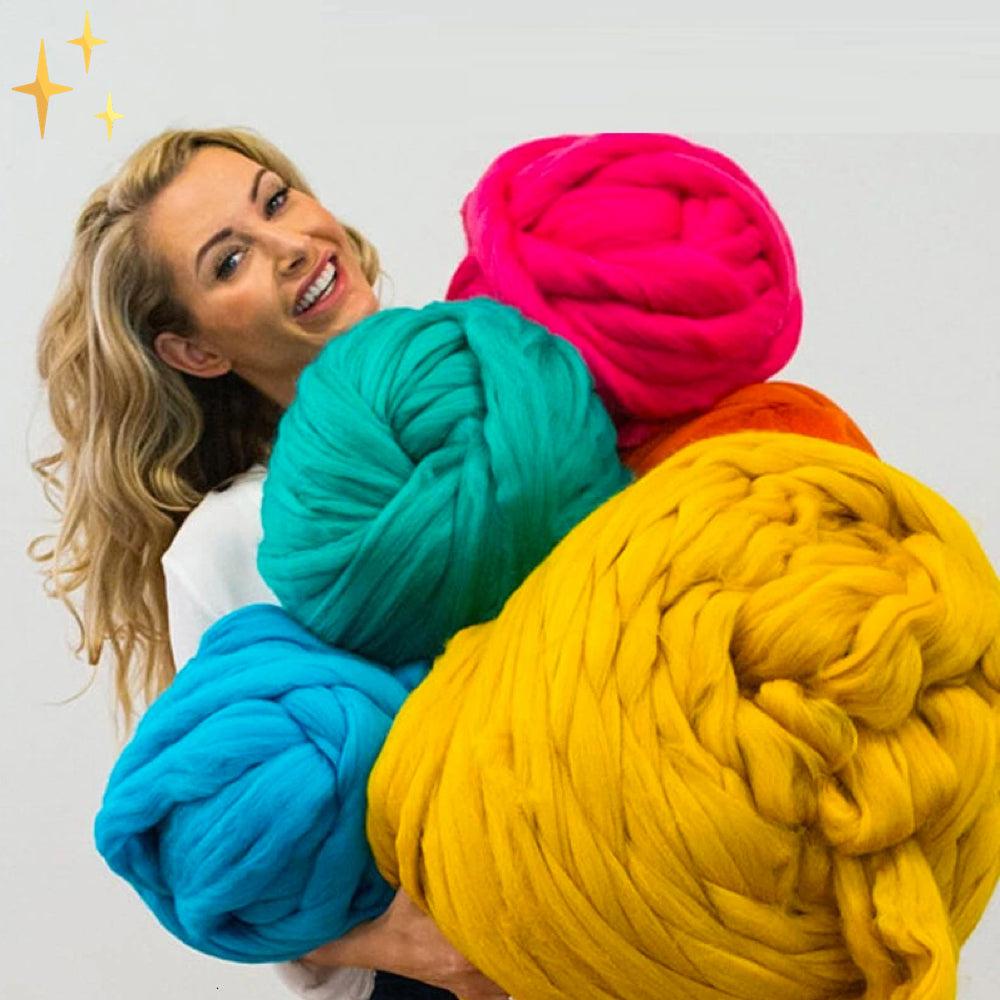 Femme souriante tenant des pelotes de laine géante colorées: jaune, rose, turquoise, bleu. Tricot XXL, fil épais, décoration intérieure moderne.