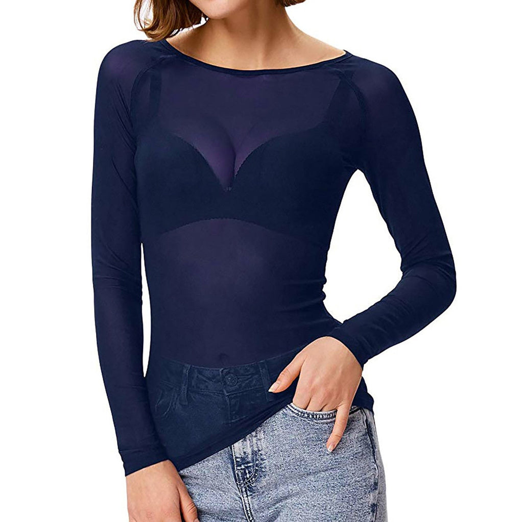Femme portant un haut transparent bleu marine à manches longues, avec soutien-gorge visible, associée à un jean décontracté. Mode féminine tendance.