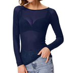 Femme portant un haut transparent bleu marine à manches longues, avec soutien-gorge visible, associée à un jean décontracté. Mode féminine tendance.