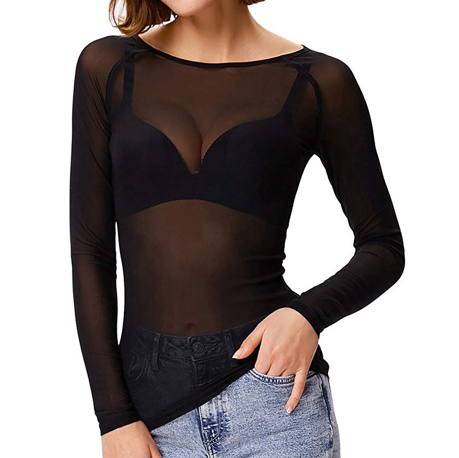 Femme portant un haut transparent noir à manches longues, style moderne, avec soutien-gorge visible, associée à un jean décontracté. Mode féminine tendance.