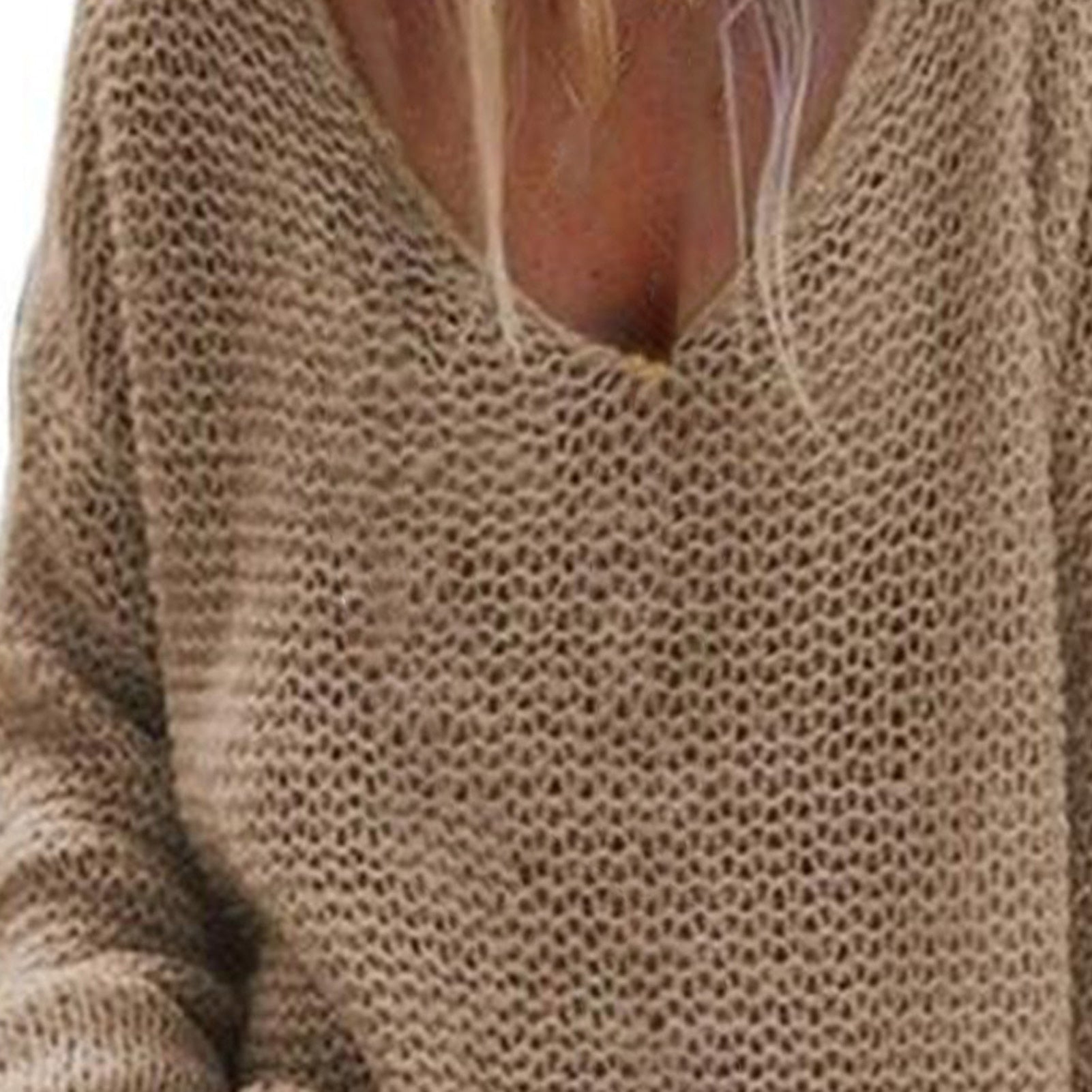 Femme portant un pull en maille beige, col en V, style décontracté. Mode automne, tendance vêtements confortables, look cosy.