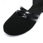Chaussure de danse noire en daim avec brides vernies, semelle souple. Idéale pour salsa, tango, danse de salon. Élégance et confort assurés.