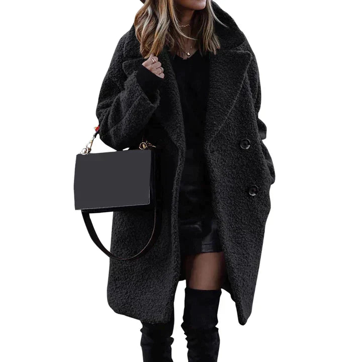 Femme portant un manteau en laine bouclée noir, sac à main noir élégant, jupe courte et bottes hautes. Mode hiver chic et tendance.