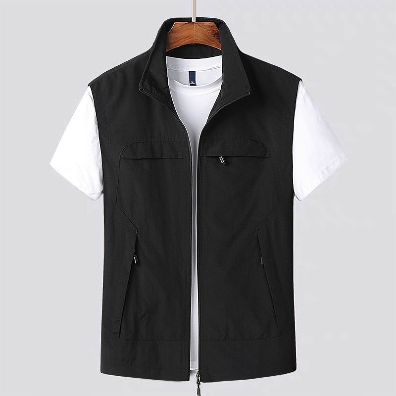 Gilet noir sans manches pour homme sur cintre, avec fermeture éclair, poches zippées, porté sur un t-shirt blanc. Mode masculine, vêtements décontractés.