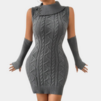 Robe pull gris sans manches avec col roulé et motifs torsadés, accompagnée de mitaines assorties. Mode automne-hiver élégante et tendance.