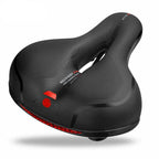 Selle de vélo ergonomique noire avec coussinets en gel, design respirant et bande réfléchissante rouge. Confort optimal pour cyclisme longue distance.
