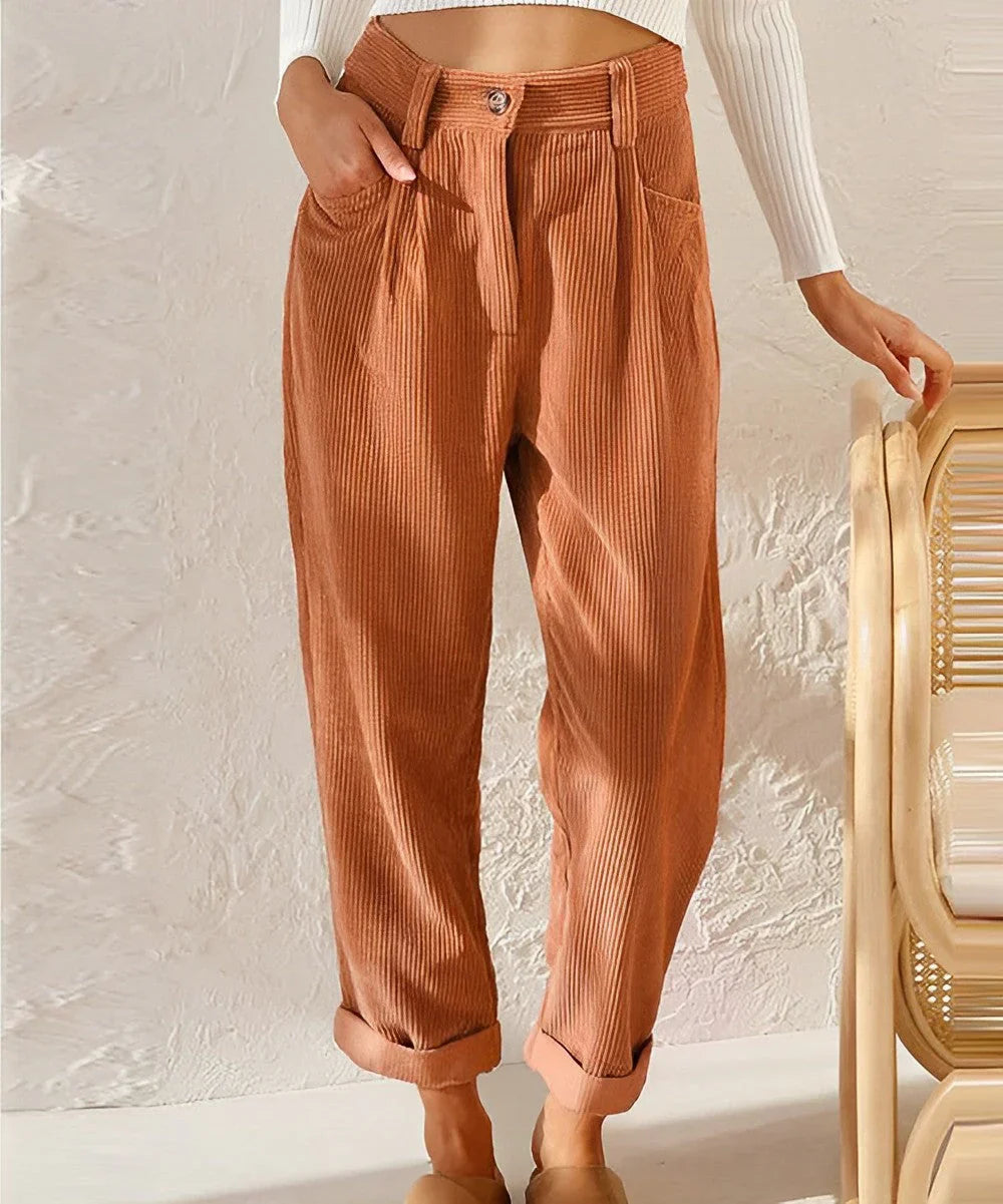 Pantalon en velours côtelé marron pour femme, taille haute, coupe ample, poches latérales, style décontracté, mode automne-hiver.