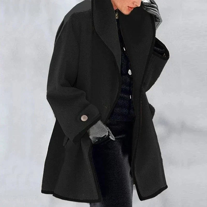Manteau noir élégant pour homme, coupe ample, col large, boutons visibles, idéal pour l'hiver. Mode masculine, vêtement chaud, style moderne.